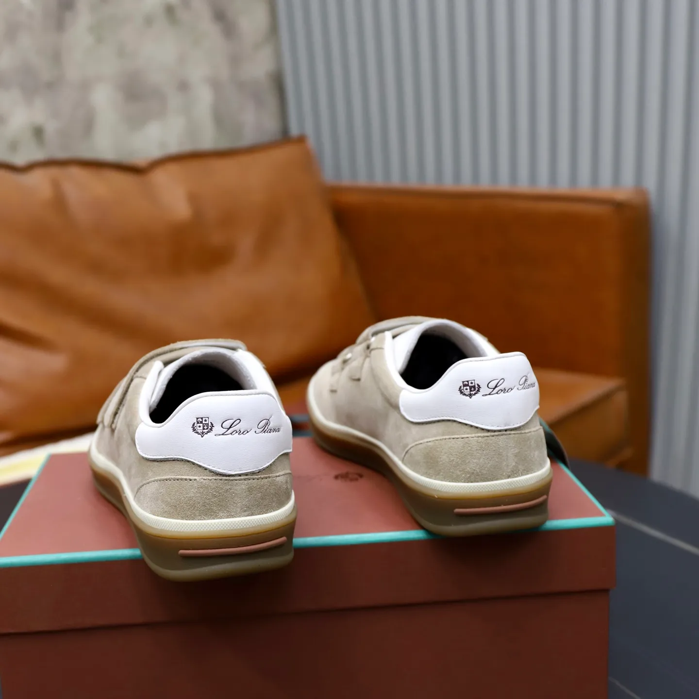 Ex-factory price: 560💰Loro Riana men’s moral training sneakers! Made from high-quality materials and designed in a low-cut silhouette, it offers an elegant and stylish look that's suitable for year-round wear. The unique double-layer sole aesthetic design, caramel cup-shaped outsole is decorated with off-white rubber trim, creating an attractive color combination. Pair with tailored pieces or jeans for a sophisticated yet casual look. The heel is decorated with soft cow leather tongue with Kummel color inserts and cotton laces with embossed LP logo. Upper: cow split suede stitching knitted fabric. Lining: original thickened soft sheepskin. Size: 38-39-40-41-42-43-44 (customized in 45.46)